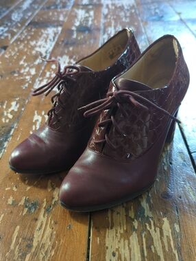 Clarks Burgundy Croc-Embossed Lace-Up Heel Oxfords